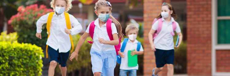 Dzieci w szkole podczas epidemii, Fot. Shutterstock.com
