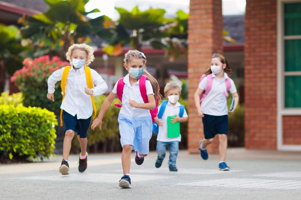 Dzieci w szkole podczas epidemii, Fot. Shutterstock.com