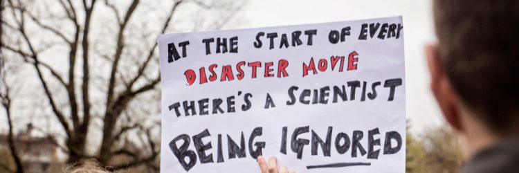 Protest klimatyczny, hasło "Na początku każdego filmu katastroficznego występuje ignorowany naukowiec", fot. ELG Photography / Shutterstock.com