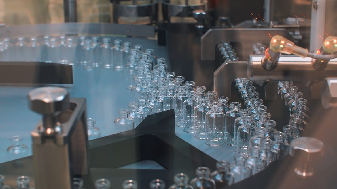 Ampułki na linii produkcyjnej. Fot. Shutterstock