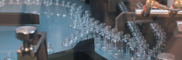 Ampułki na linii produkcyjnej. Fot. Shutterstock