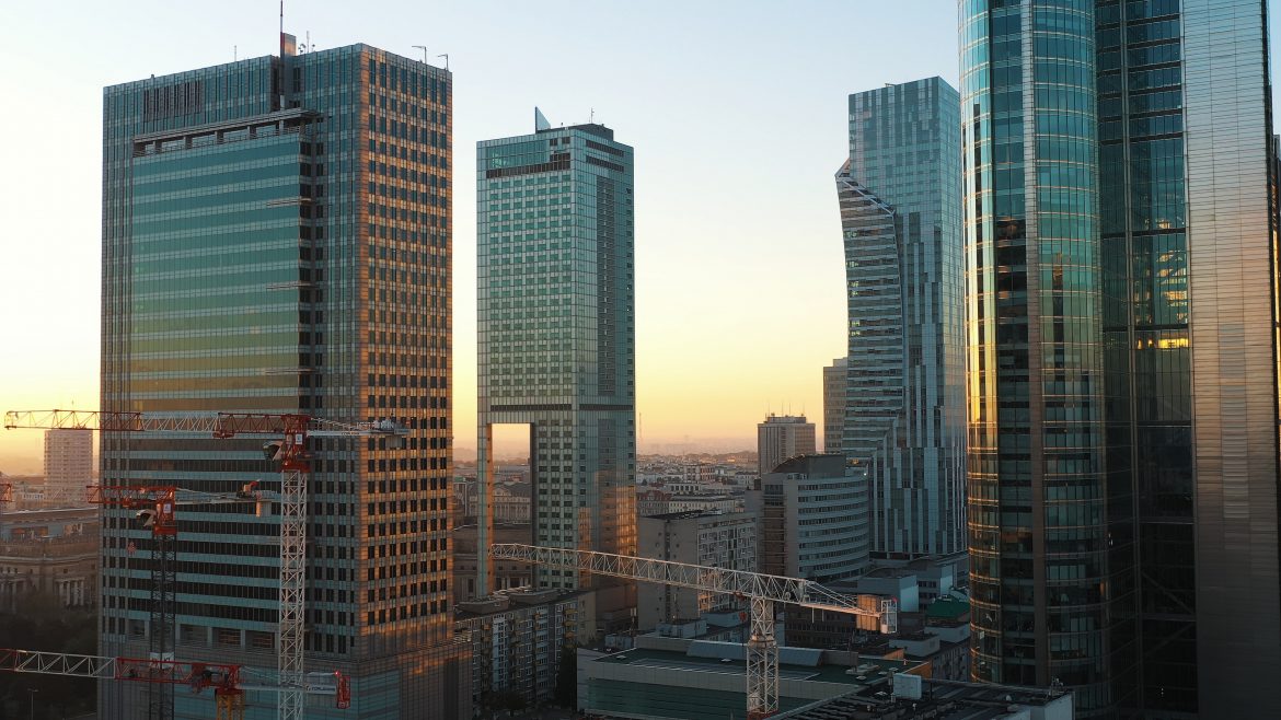 Budowa wieżowców w Warszawie. Fot. CameraCraft / Shutterstock.com
