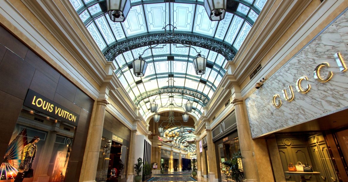 Sklepy luksusowych marek Louis Vuitton i Gucci w centrum handlowym. Fot. ehrlif / Shutterstock.com