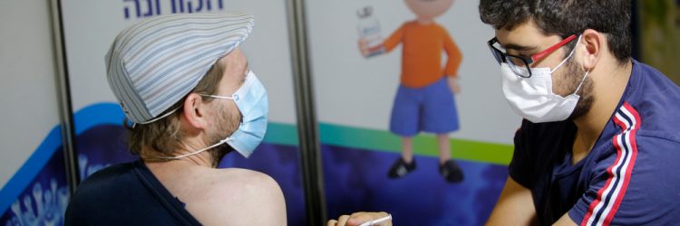 Szczepienia w Izraelu, Fot. Gil Cohen Magen / Shutterstock.com