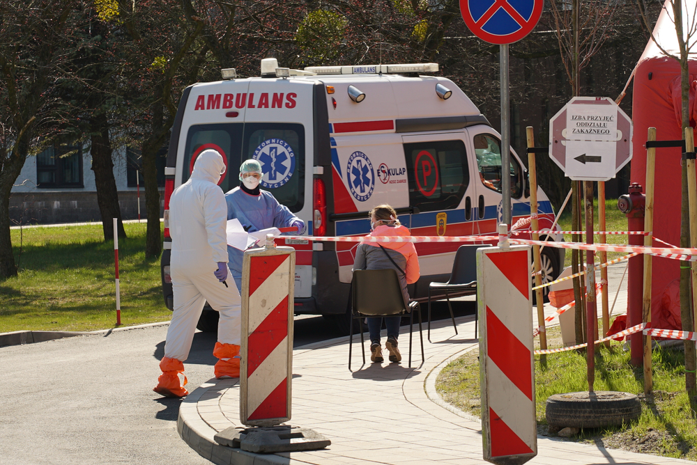 Ratownicy medyczni na Śląsku w pandemii koronawirusa, Polska 2020. Fot. SARATSTOCK / Shutterstock.com
