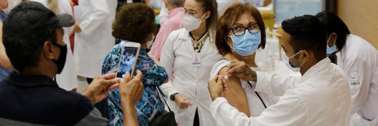 Szczepienia przeciw Covid-19 w Sao Paulo, fot.: Nelson Antoine / Shutterstock.com