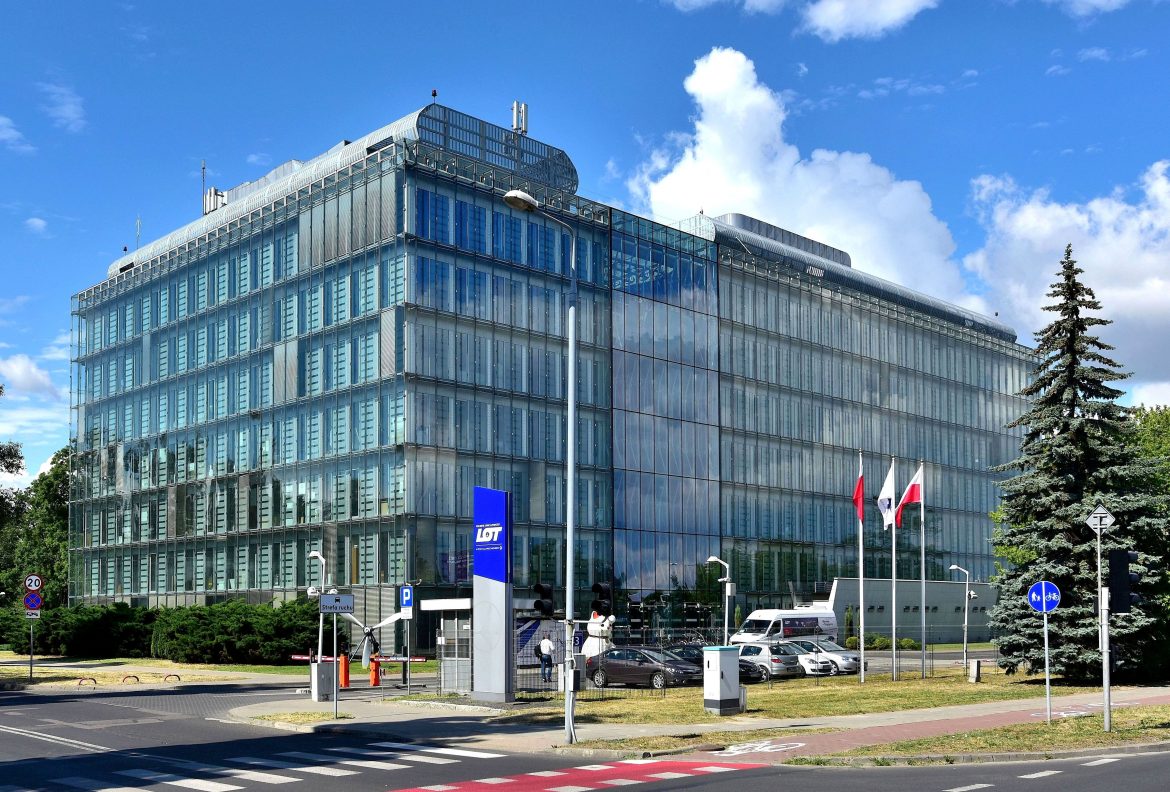 Siedziba PLL LOT, fot. Adrian Grycuk, Wikipedia