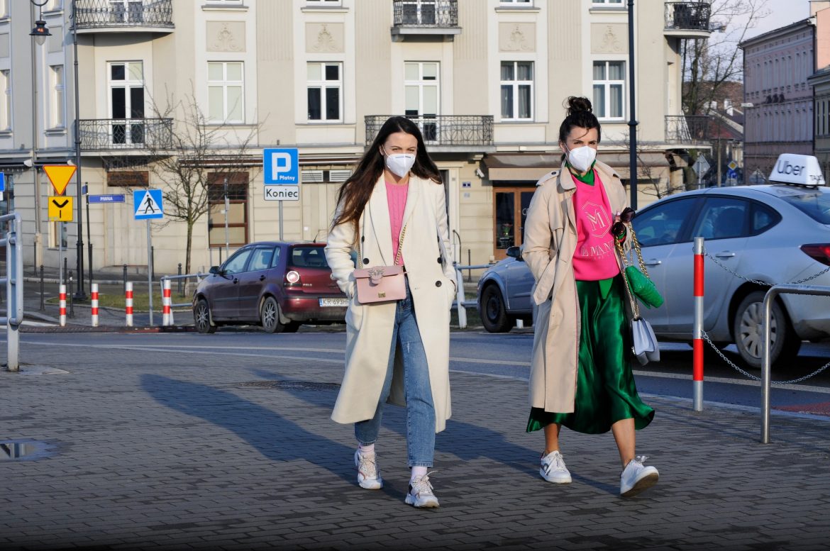 Kobiety w maseczkach ochronnych, fot. Andrzej Lisowski Travel / Shutterstock.com Kobiety w maseczkach ochronnych, fot. Andrzej Lisowski Travel / Shutterstock.com