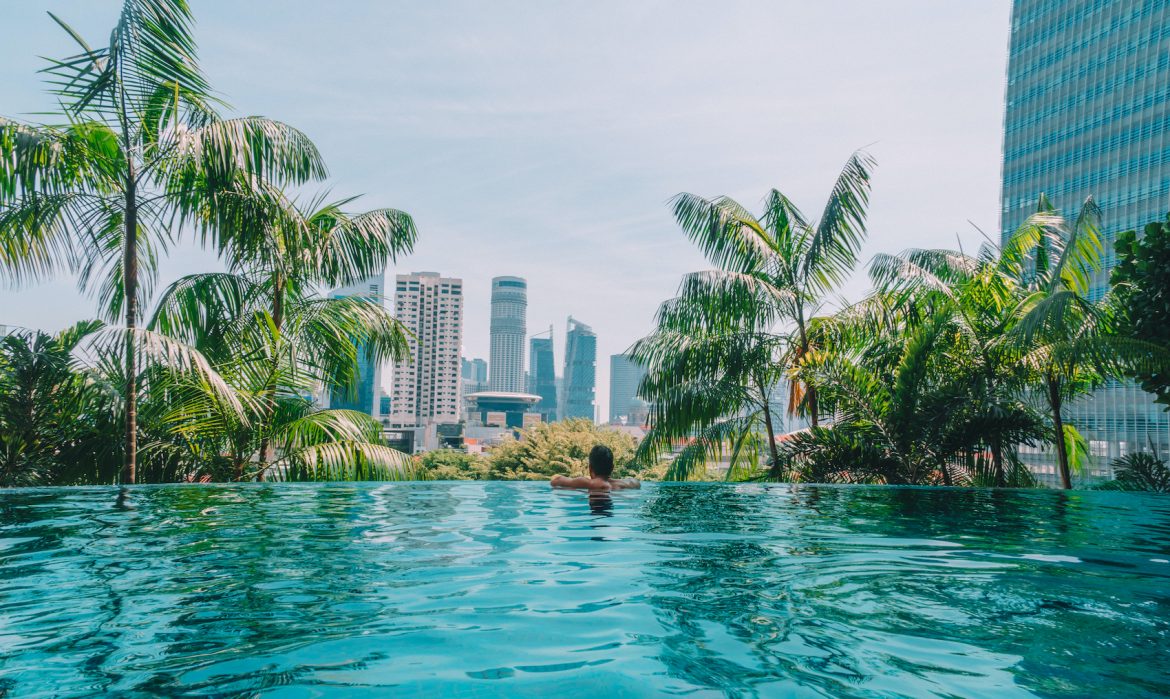 Basen w luksusowym hotelu w Singapurze, fot. Jam Travels / Shutterstock.com Basen w luksusowym hotelu w Singapurze, fot. Jam Travels / Shutterstock.com