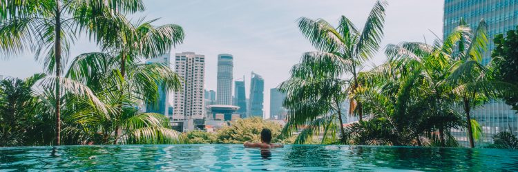 Basen w luksusowym hotelu w Singapurze, fot. Jam Travels / Shutterstock.com