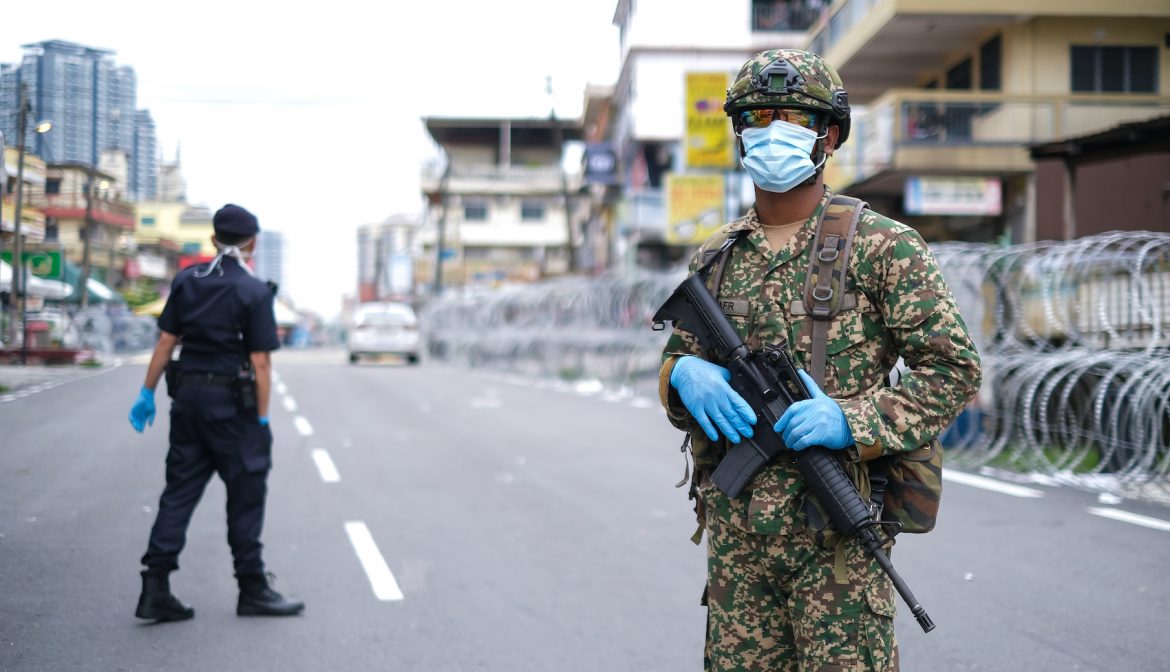 Wojsko kontrolujące przestrzeganie obostrzeń w Malezji w 2020 roku, fot. Hafiz Johari / Shutterstock.com
