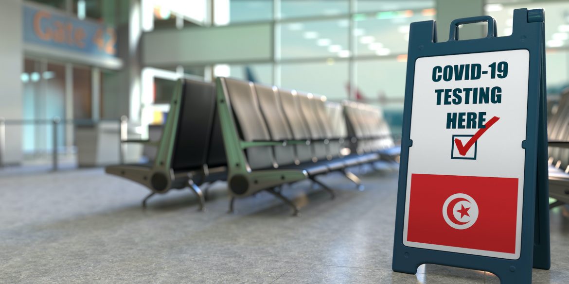 Punkt testów PCR na lotnisku dla lecących do Tunejzji, fot. Shutterstock.com