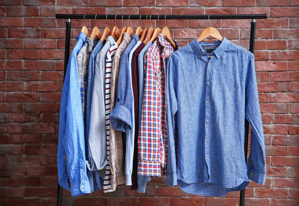 Męskie koszule, fot. Africa Studios / Shutterstock.com