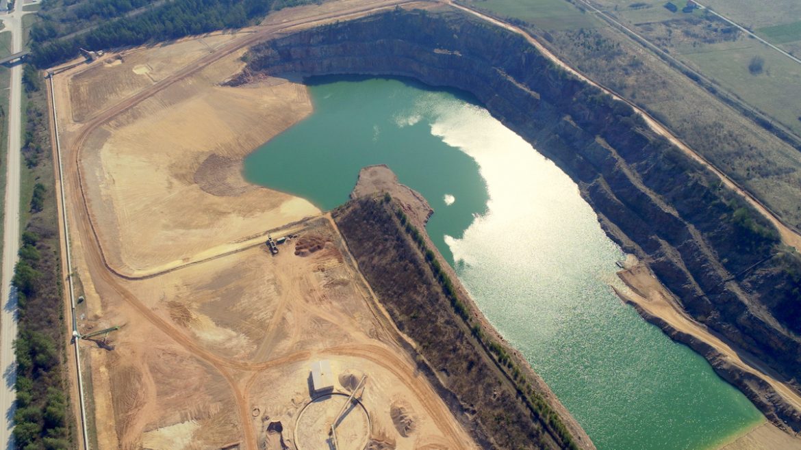 Zbiornik wodny na terenie pokopalnianym w Radkowicach, Lafarge, fot. Lafarge.