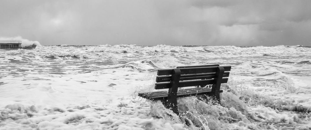 Ławka na plaży w Kolobrzegu zalana podczas sztormu, fot. Shutterstock.