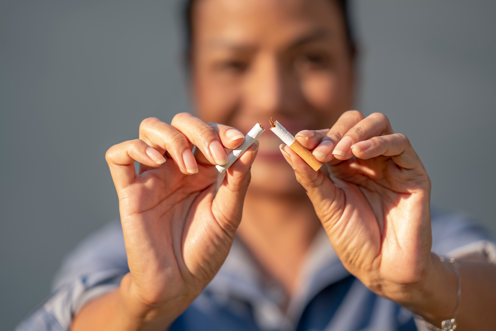 Kobieta rzucająca palenia, zdj. poglądowe, fot. Shutterstock.com