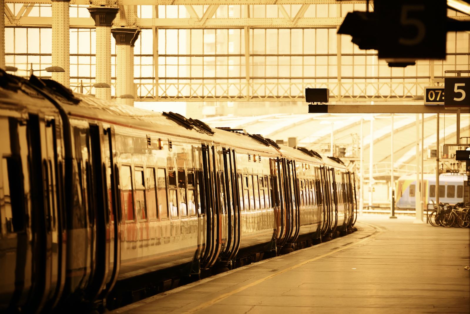 Pociąg na peronie w Londynie, fot. Songquan Deng / Shutterstock.com