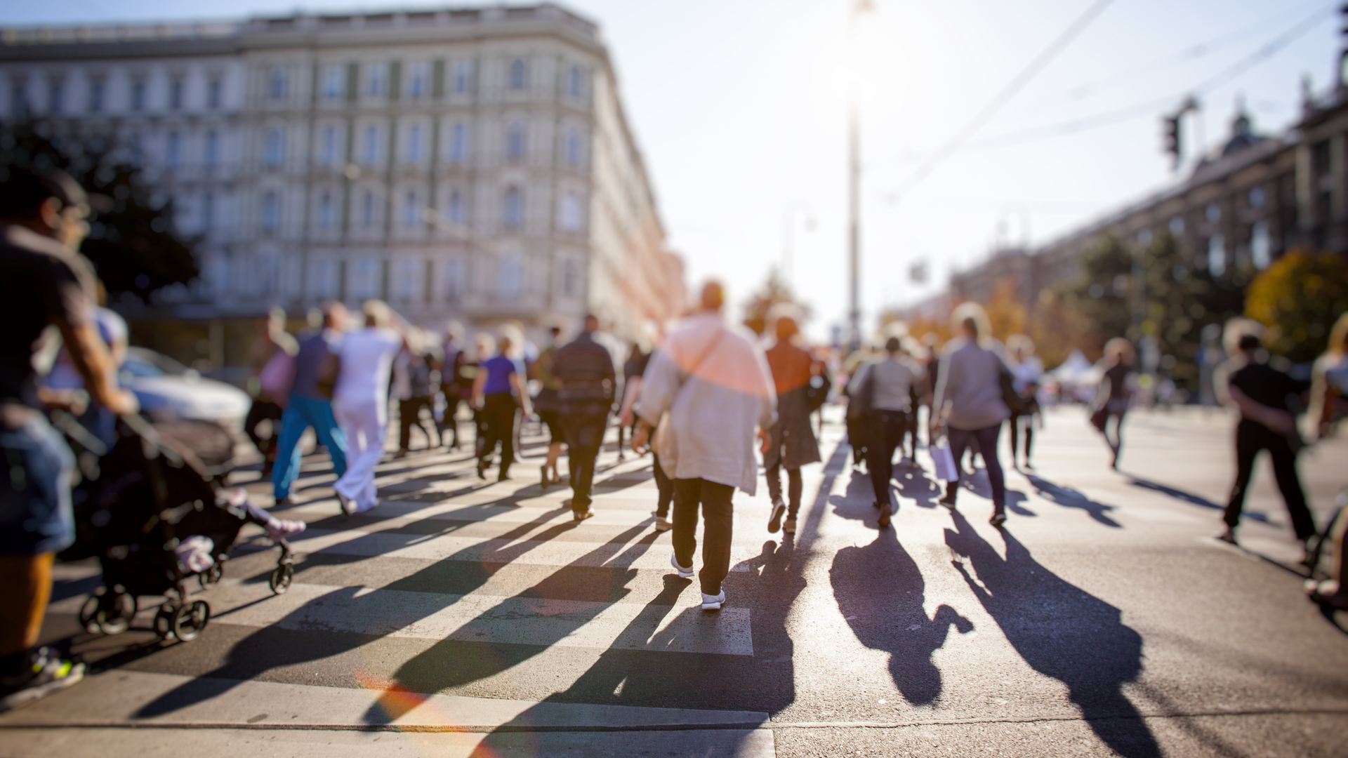 Ludzie na ulicy, Polska. Fot. Shutterstock