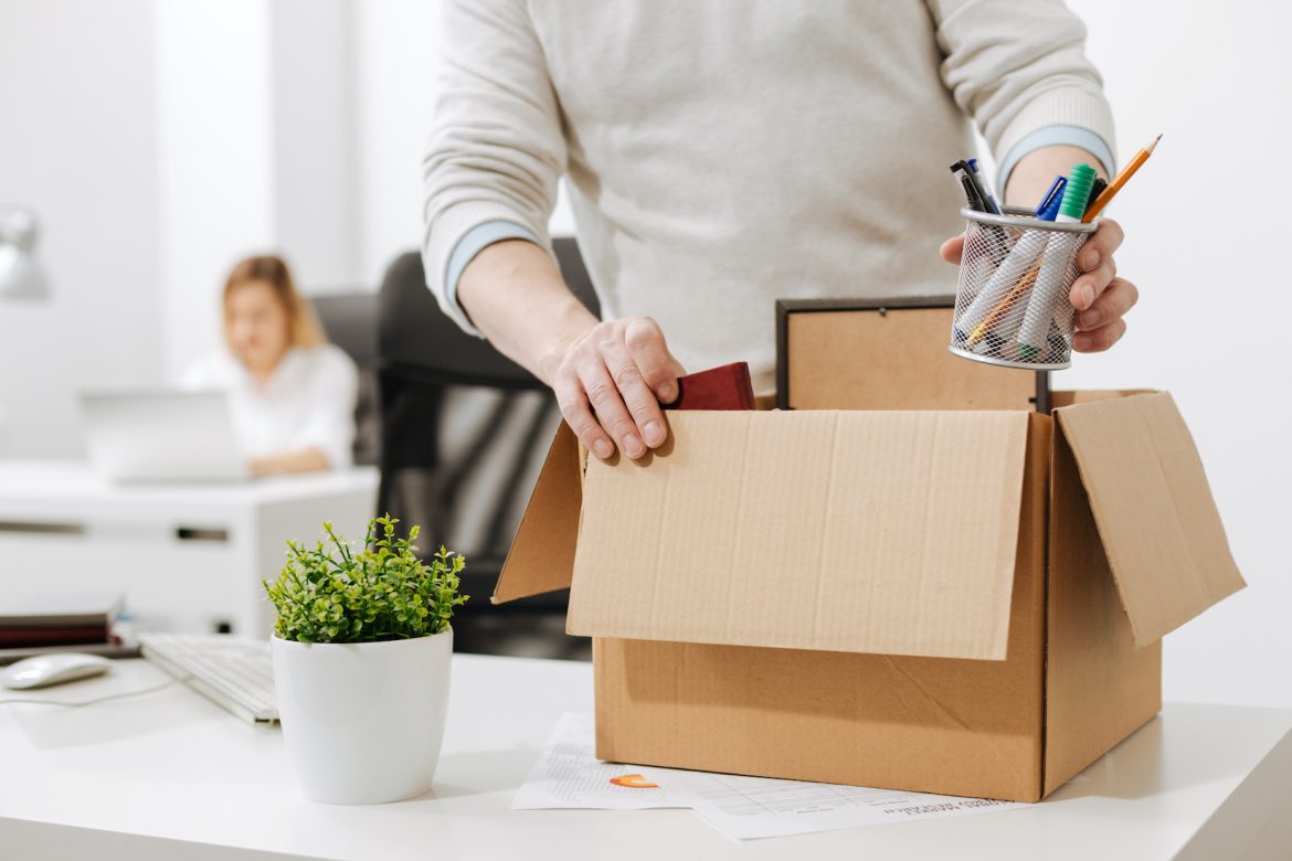 Pracownik zwalniający biurko, fot. Shutterstock.com Pracownik zwalniający biurko, fot. Shutterstock.com