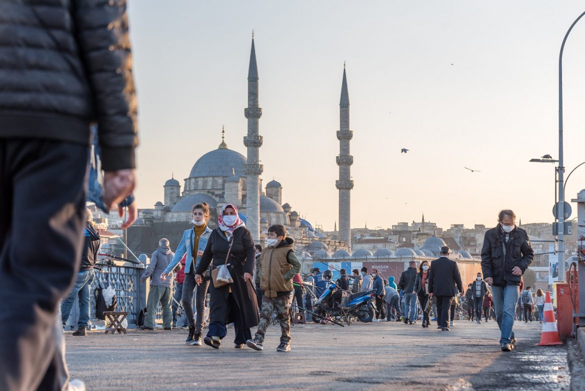 Ludzie w Stambule podczas pandemii Covid, fot.  epic_images / Shutterstock.com Ludzie w Stambule podczas pandemii Covid, fot. epic_images / Shutterstock.com