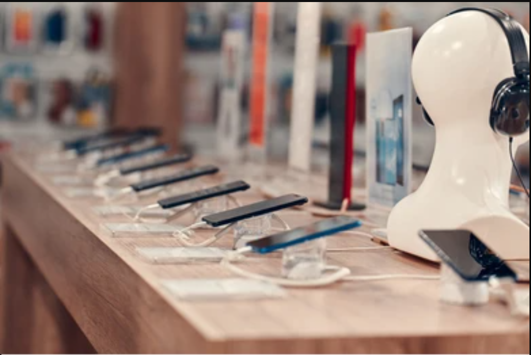 Smartfony w sklepie z elektroniką, fot. Shutterstock