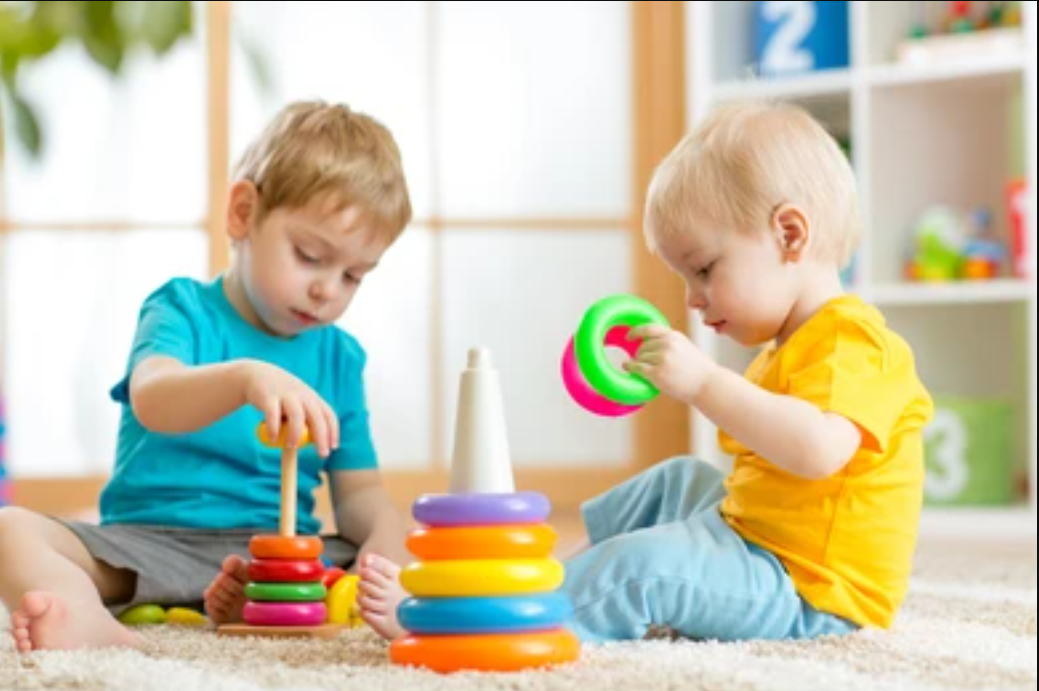 Dzieci bawią się razem, fot. Shutterstock