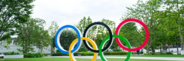 Symbol Igrzysk Olimpijskich przed tokijskim muzeum, fot. Shutterstock