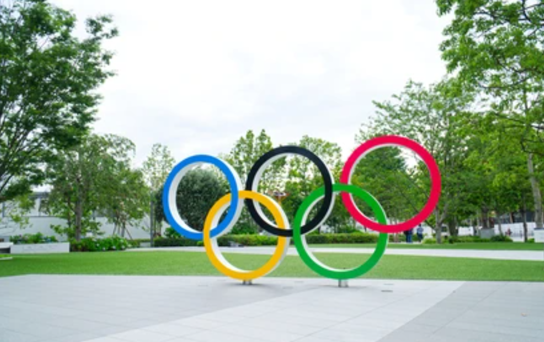 Symbol Igrzysk Olimpijskich przed tokijskim muzeum, fot. Shutterstock