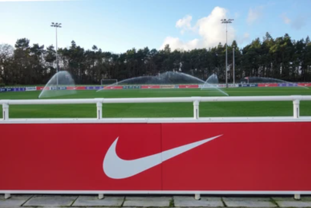Logo Nike na boisku St George’s Park National Football Centre, fot. Shutterstock