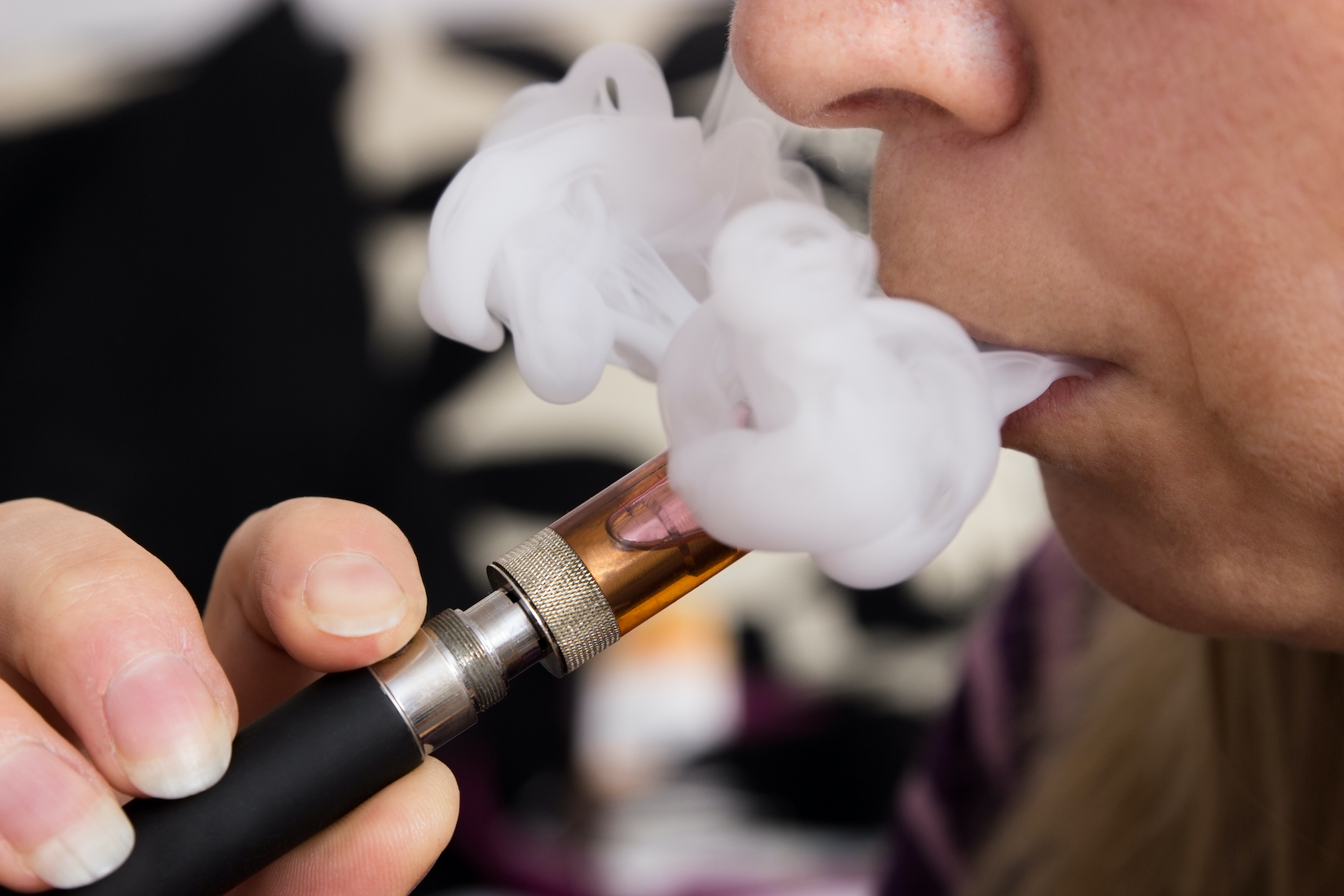 Osoba paląca e-papierosa, fot. Shutterstock.com