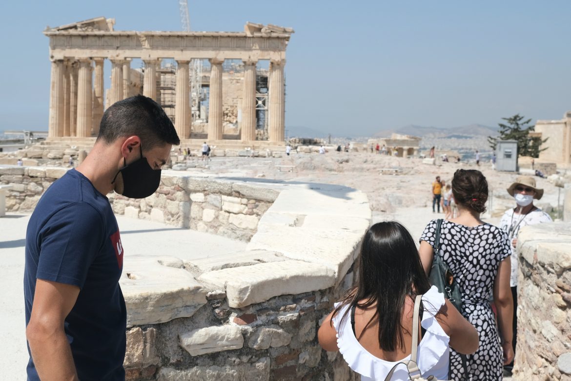 Turyści w maseczkach zwiedzają zabytki w Atenach, fot. Alexandros Michailidis / Shutterstock.com