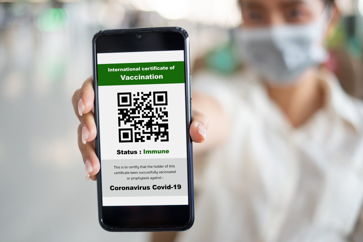Certyfikat szczepienia przeciw Covid-19, fot. Shutterstock Certyfikat szczepienia przeciw Covid-19, fot. Shutterstock
