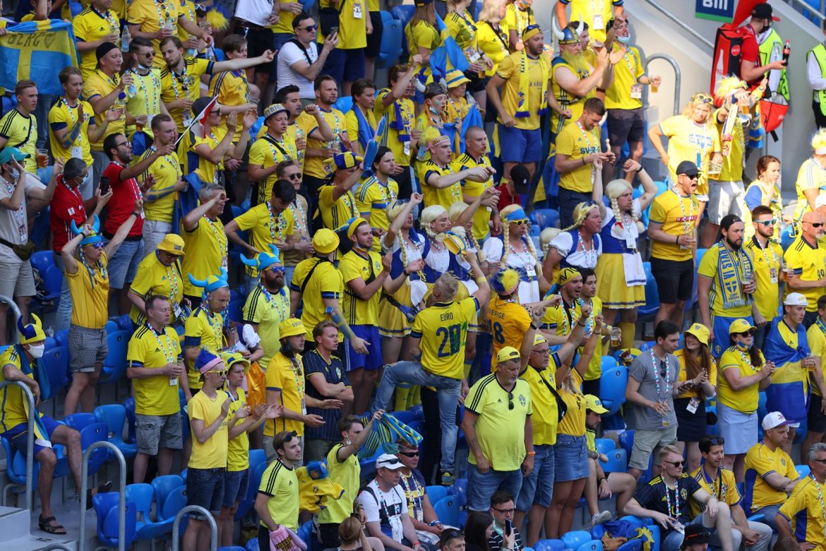 Szwedzcy kibice na meczu Euro 2020 w Petersburgu, fot. Maksim Konstantinov / Shutterstock.com Szwedzcy kibice na meczu Euro 2020 w Petersburgu, fot. Maksim Konstantinov / Shutterstock.com