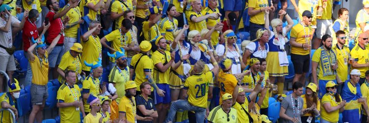 Szwedzcy kibice na meczu Euro 2020 w Petersburgu, fot. Maksim Konstantinov / Shutterstock.com