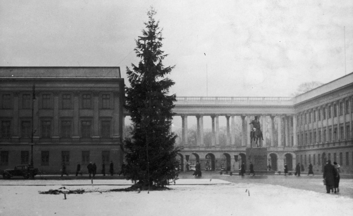 Pałac Saski w Warszawie w latach 30. XX wieku. Fot. Narodowe Archiwum Cyfrowe, Sygnatura 3/1/0/9/7156