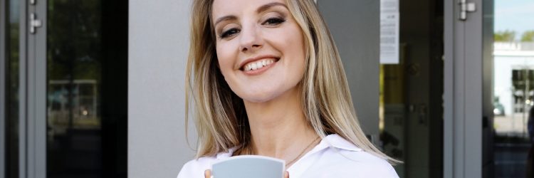 Olga Malinkiewicz, założycielka firmy Saule Technologies, trzyma w ręku szare ogniwo perowskitowe. Fot. Saule