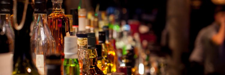 Butelki alkoholu, fot. Shutterstock.com