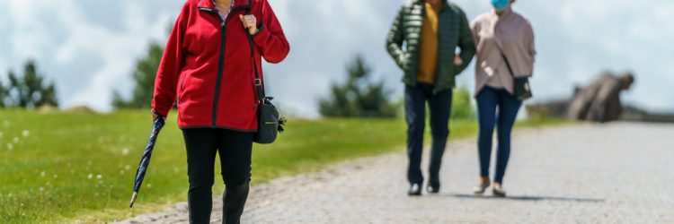Osoby spacerujące podczas epidemii Covid-19, fot. Orso / Shutterstock.com