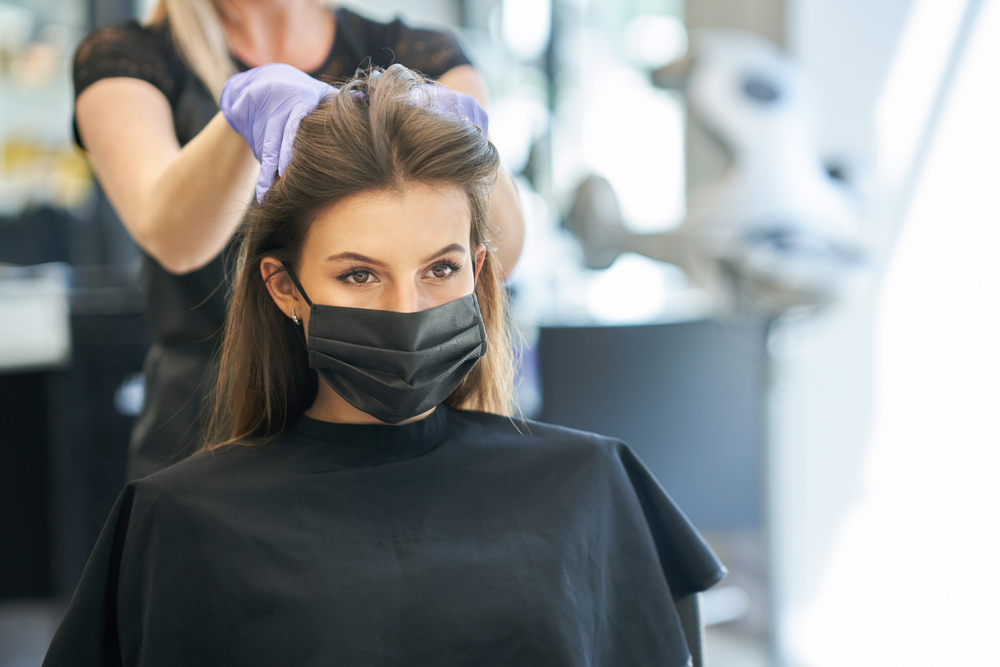 Osoba w salonie fryzjerskim podczas pandemii Covid-19, fot. Shutterstock.com