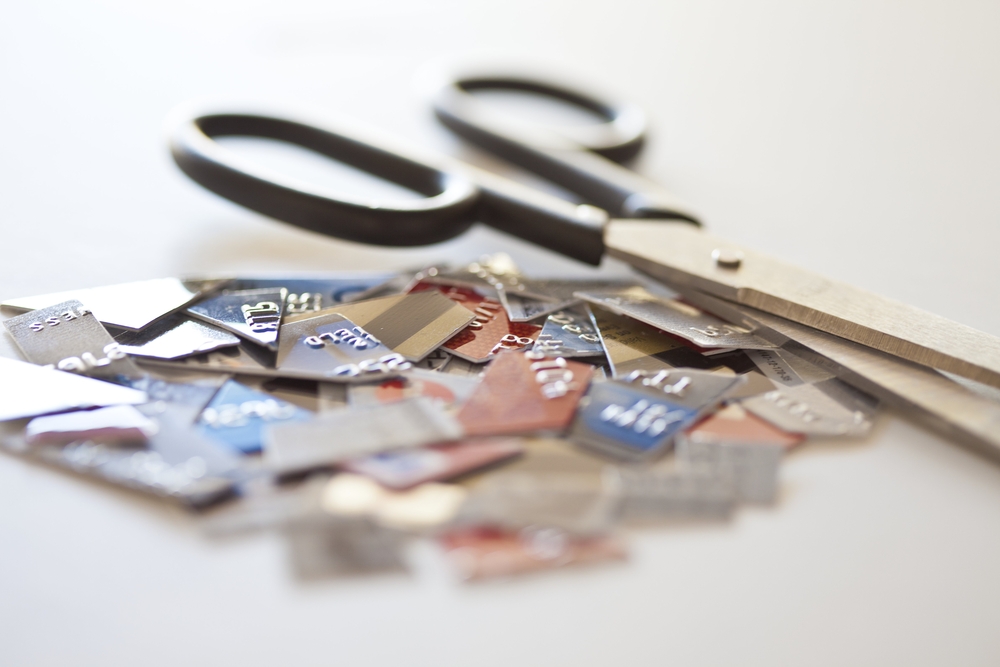 Pocięte karty kredytowe, fot. Shutterstock.com