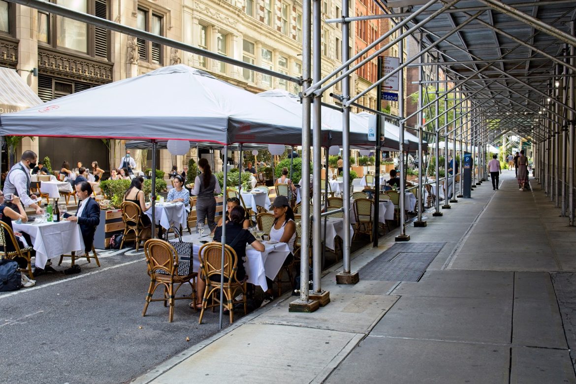Restauracja w Nowym Jorku podczas pandemii, fot. Warren Eisenberg / Shutterstock.com