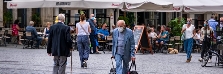 Seniorzy na ulicy w Leuven w Belgii, fot. Tina Vander Molen / Shutterstock.com