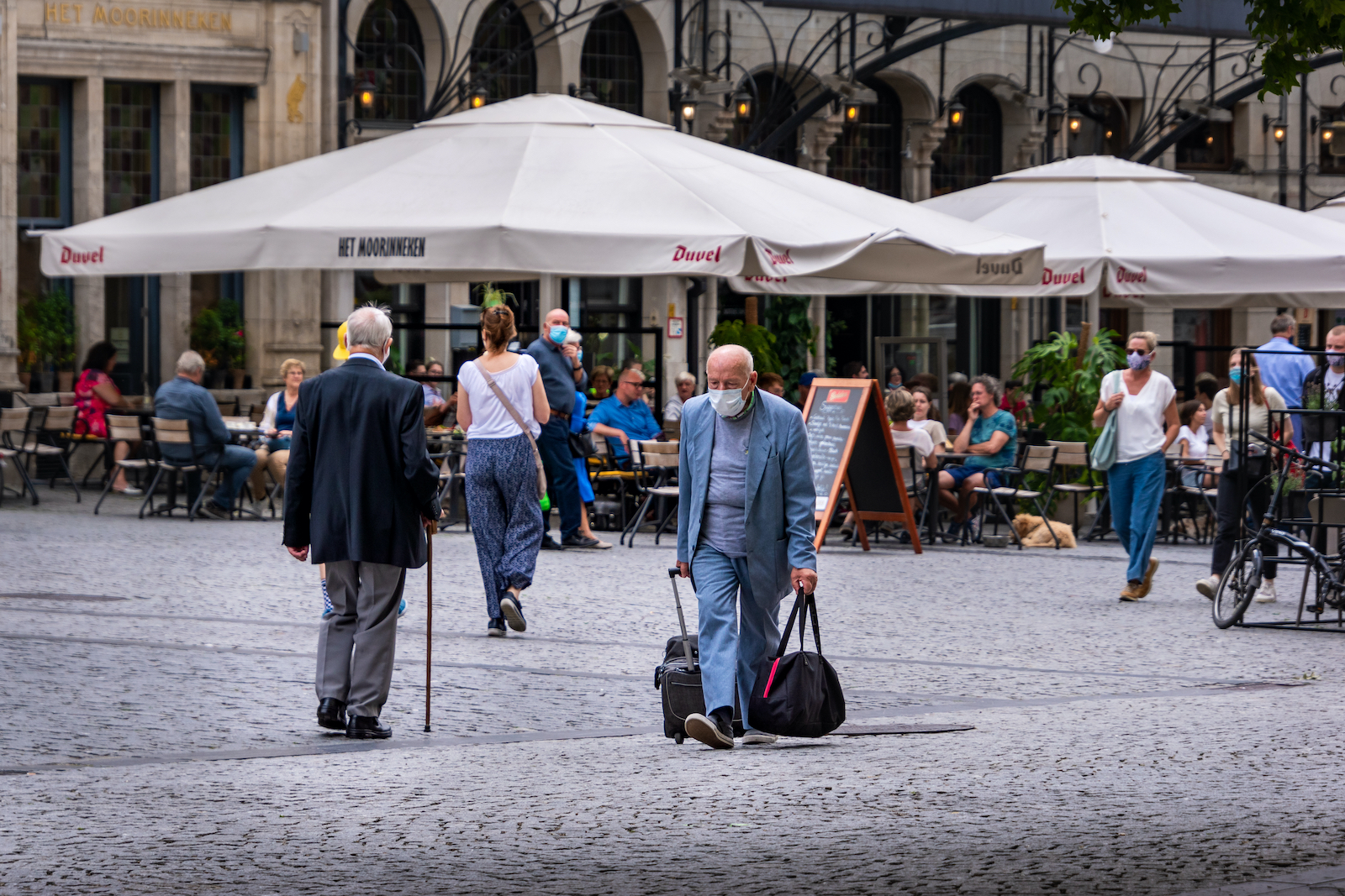 Seniorzy na ulicy w Leuven w Belgii, fot. Tina Vander Molen / Shutterstock.com