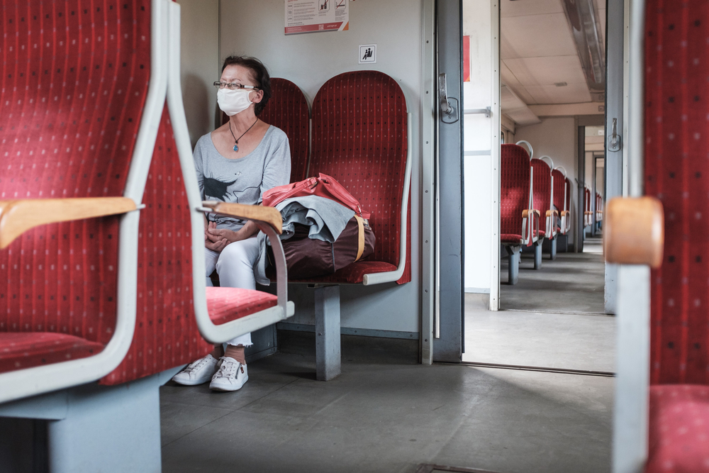 Podróż pociągiem podczas pandemii, fot. Dziurek / Shutterstock.com
