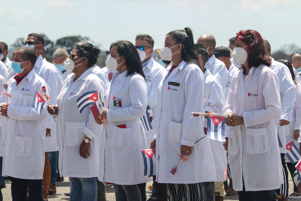Kubańscy lekarze powracają z misji w Meksyku podczas pandemii Covid-19, fot. Yandry_kw / Shutterstock.com