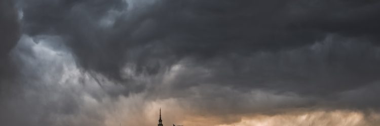 Chmury burzowe nad Warszawą. Fot. Shutterstock