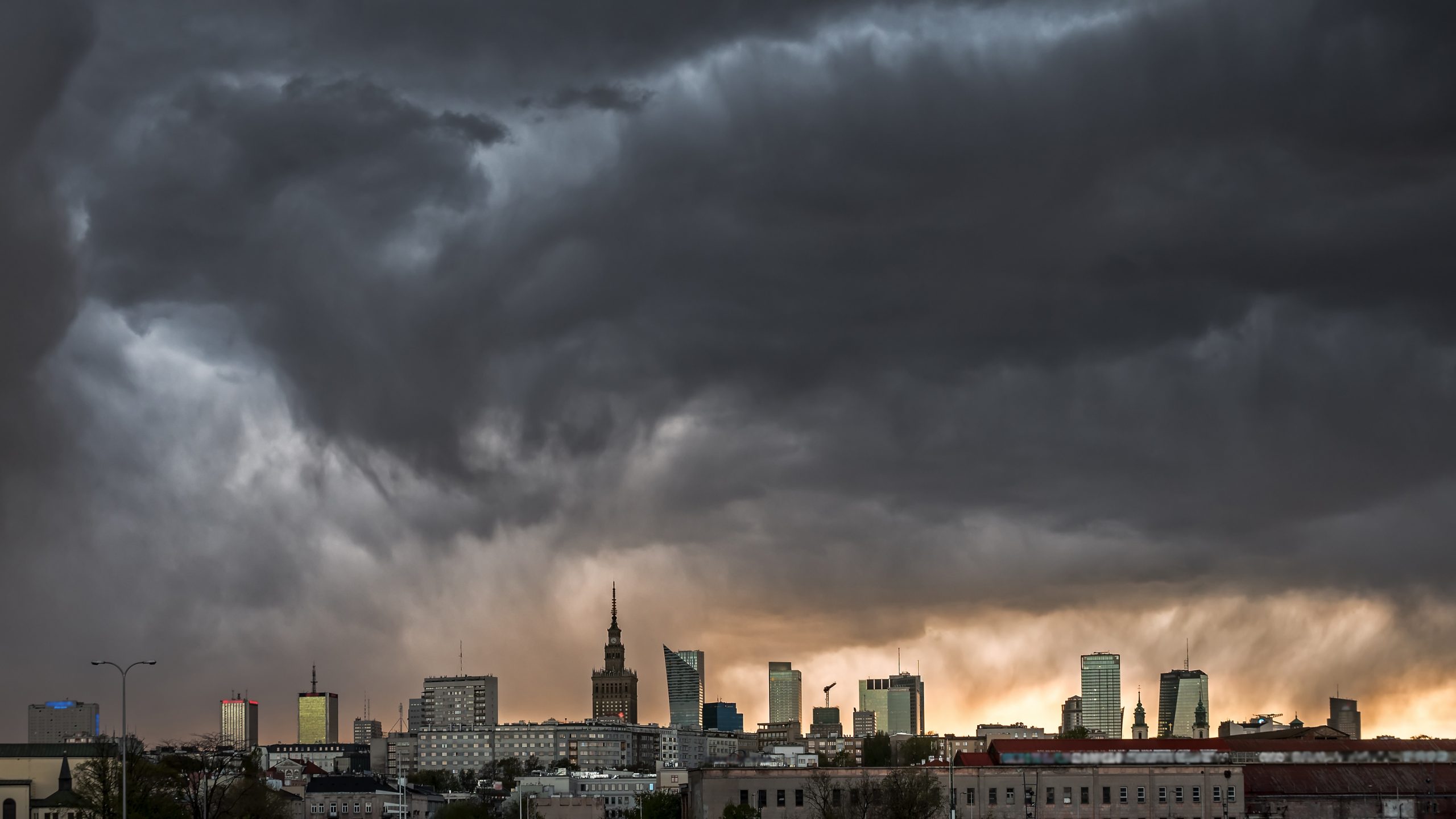 Chmury burzowe nad Warszawą. Fot. Shutterstock