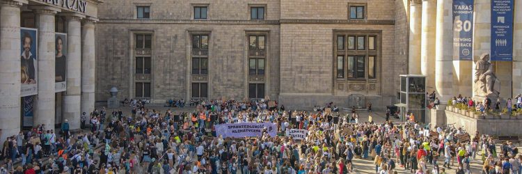 Demonstracja Młodzieżowego Strajku Klimatycznego przed Pałacem Kultury i Nauki w Warszawie, wrzesień 2020. Fot. Młodzieżowy Strajk Klimatyczny.