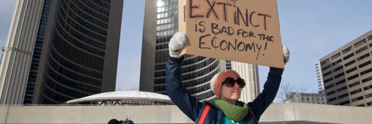Aktywistka z hasłem "Wyginięcie jest niekorzystne dla gospodarki", Kanada, 2019, fot. Eltonlaw / Shutterstock.com