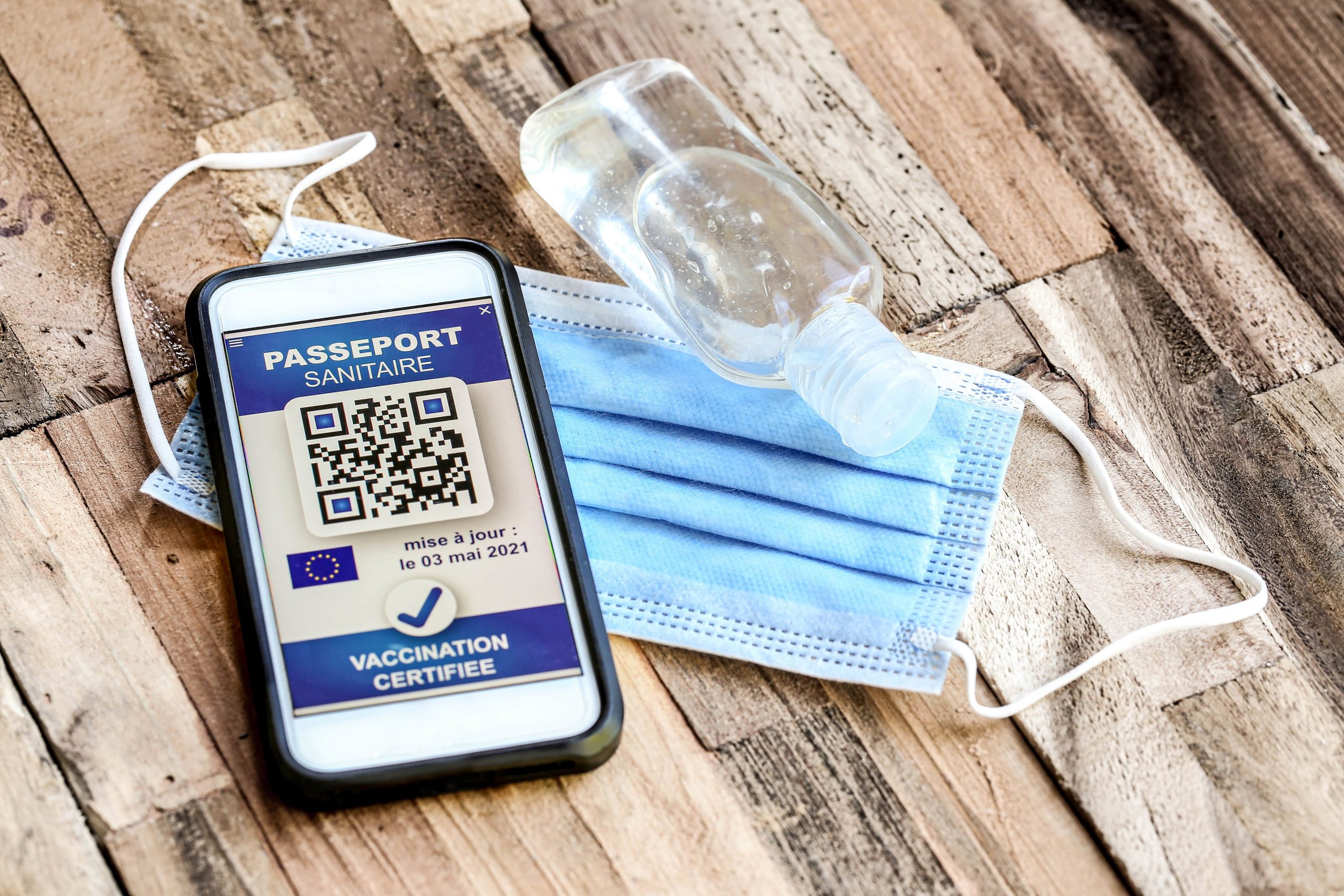 paszporty covidowe, obowiązkowe szczepienia, fot. Shutterstock